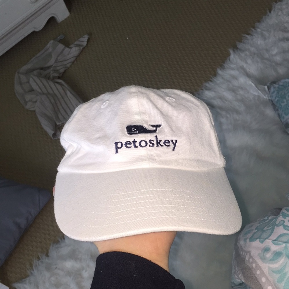 White customized vineyard Vines hat